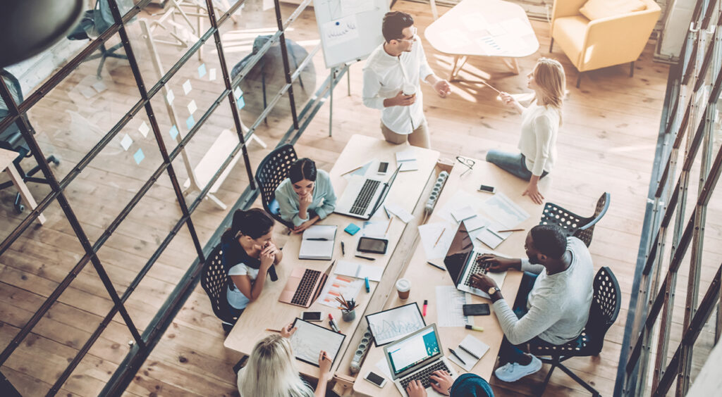 exemple d'aménagement sur mesure d'espaces de travail, de bureaux cloisonnés ou en open space par AG Concept Blagnac