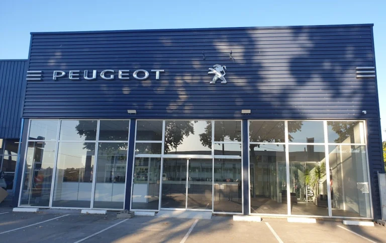 visuel garage Peugeot de Saint-Jory aménagé entièrement par AG Concept 31