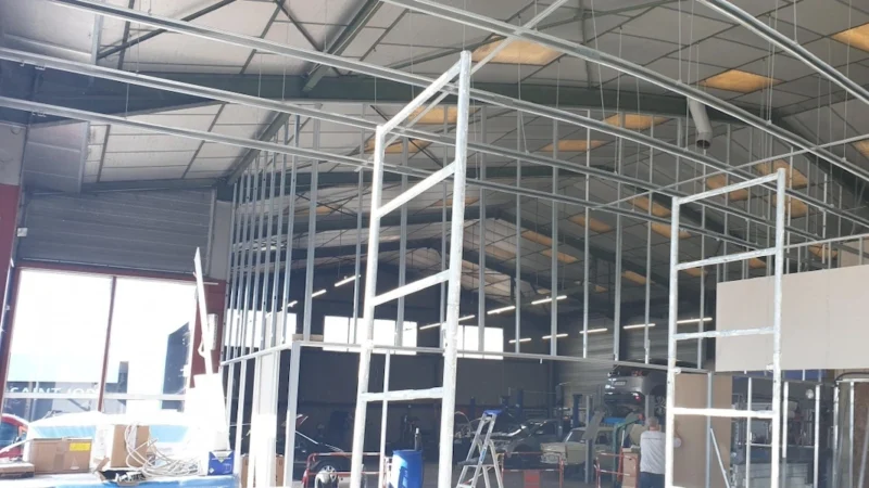 1597047722_6a_amenagement bureaux et atelier garage Peugeot Saint-Jory par AG Concept 31 vue d'ensemble du garage Peugeot avant transformation des bureaux et de l'atelier