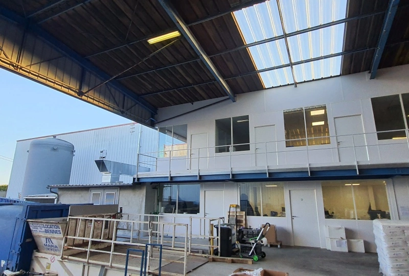 vue des espaces de stockage transformés en bureaux d'atelier par AG Concept